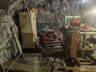 隧道通風孔反井鑽機施工