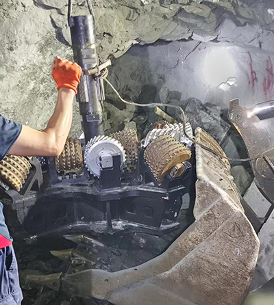 反井鑽機施工更換擴孔大鑽頭