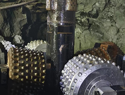 如何更換反井鑽機中心軸？