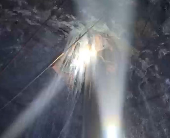 360米小孔打通，下完套管水非常大